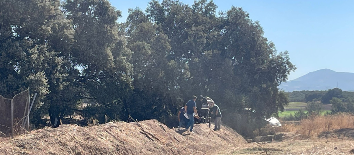 Varias personas excavan en busca del cadáver de Ángeles Zurera