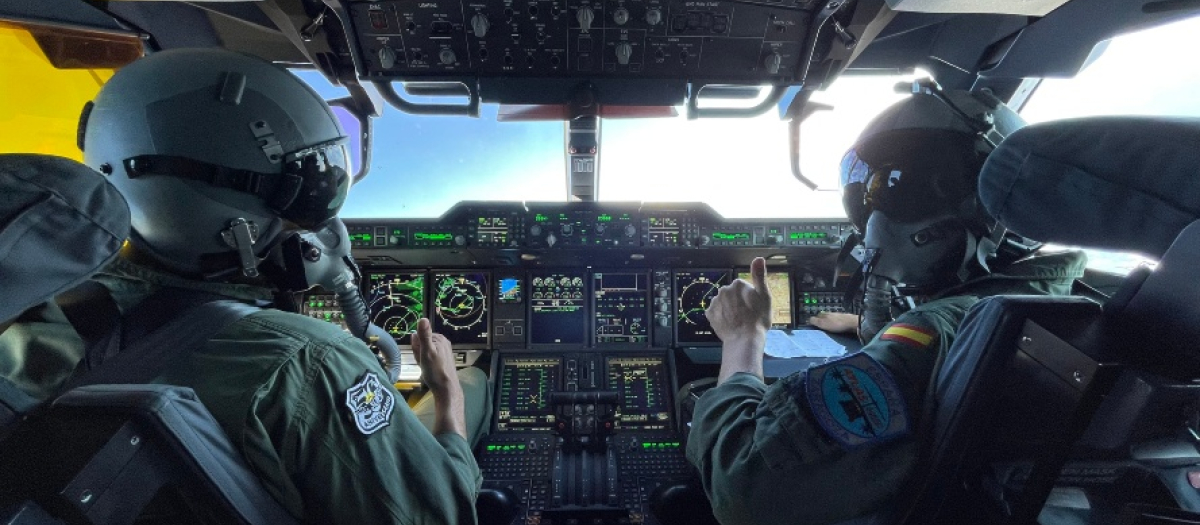 Imagen difundida por el Ejército del Aire del salto paracaidista HALO desde un A400M