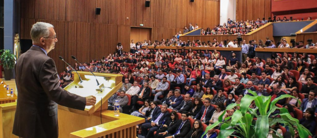 Ricardo Salinas impartiendo una conferencia en el Congreso Internacional sobre Ciencias Económicas