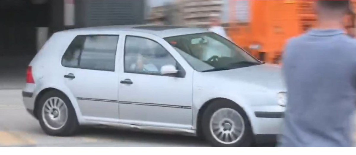 Imagen del coche en el que abandona el hospital el padre del jugador