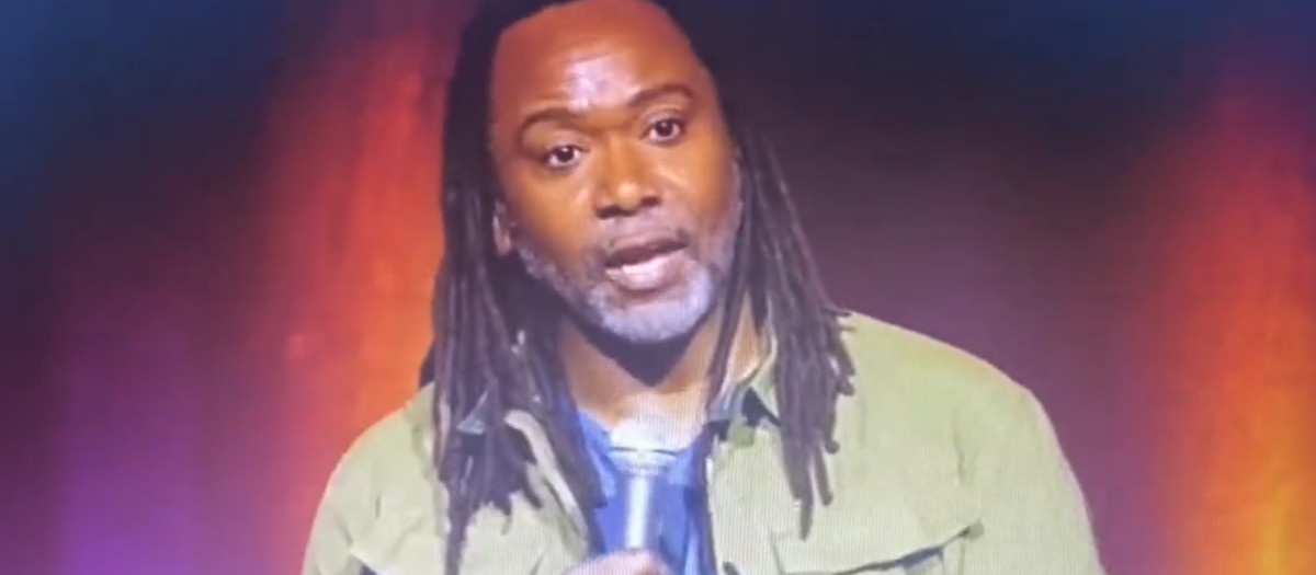 Reginald D. Hunter durante una actuación