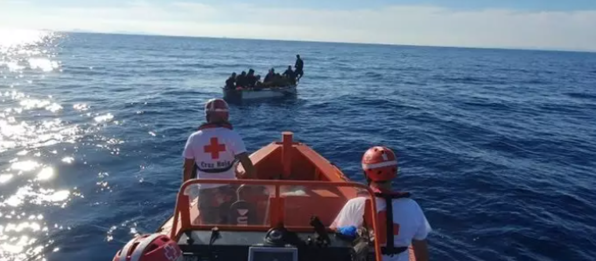 Miembros de Cruz Roja rescatando una patera