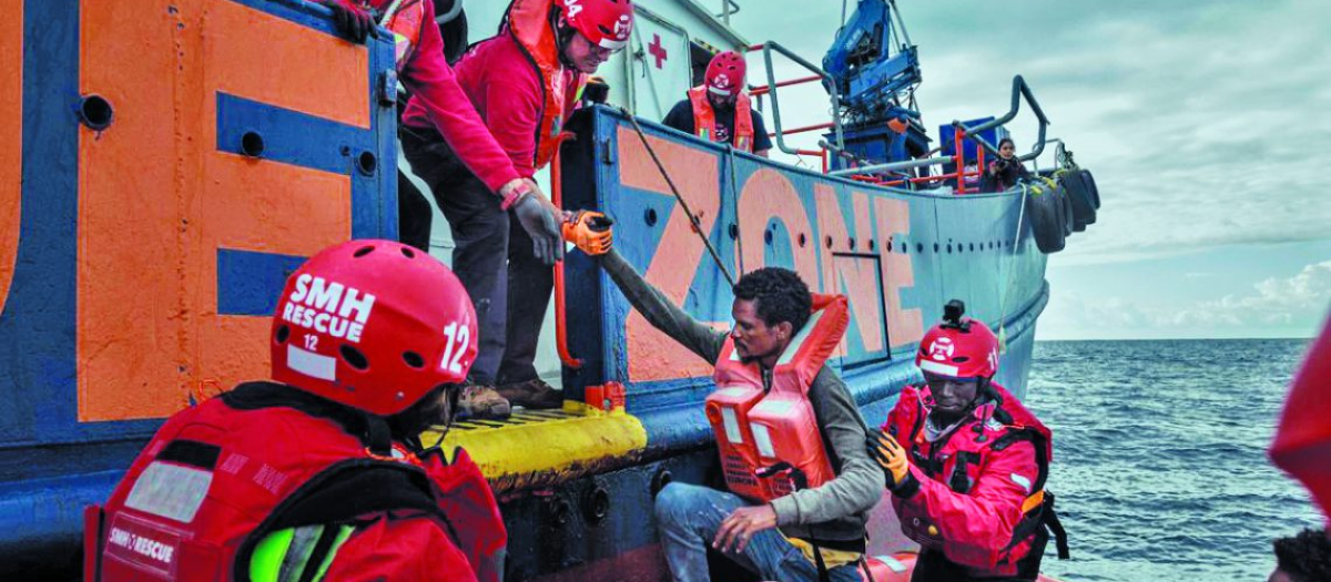 Imagen rescate marítimo en el Mediterráneo de la embarcación de migrantes 'Aita Mari'