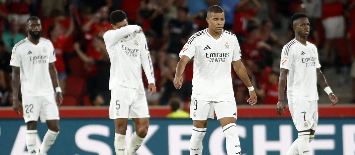 Los jugadores del Madrid se lamentan después del gol del empate del Mallorca