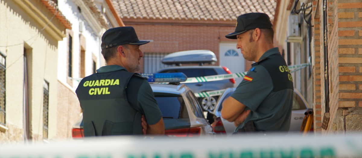 Agentes de la Guardia Civil en el lugar donde se produjeron los hechos