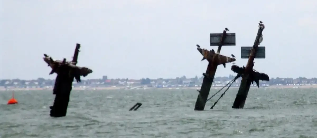 Los mástiles del SS Richard Montgomery aflorando sobre la superfice con carteles de advertencia