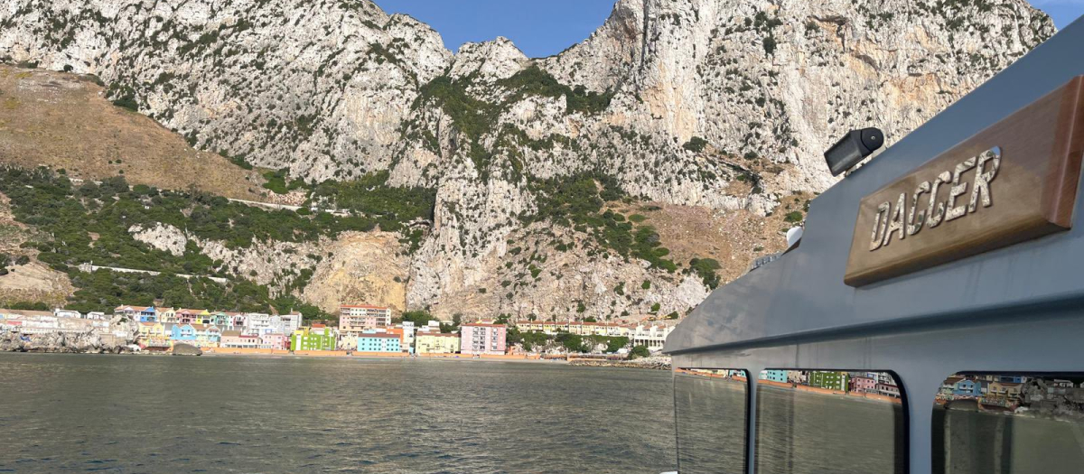 El HMS Dagger, uno de los barcos que participan en las maniobras, frente a Catalan Bay, en Gibraltar