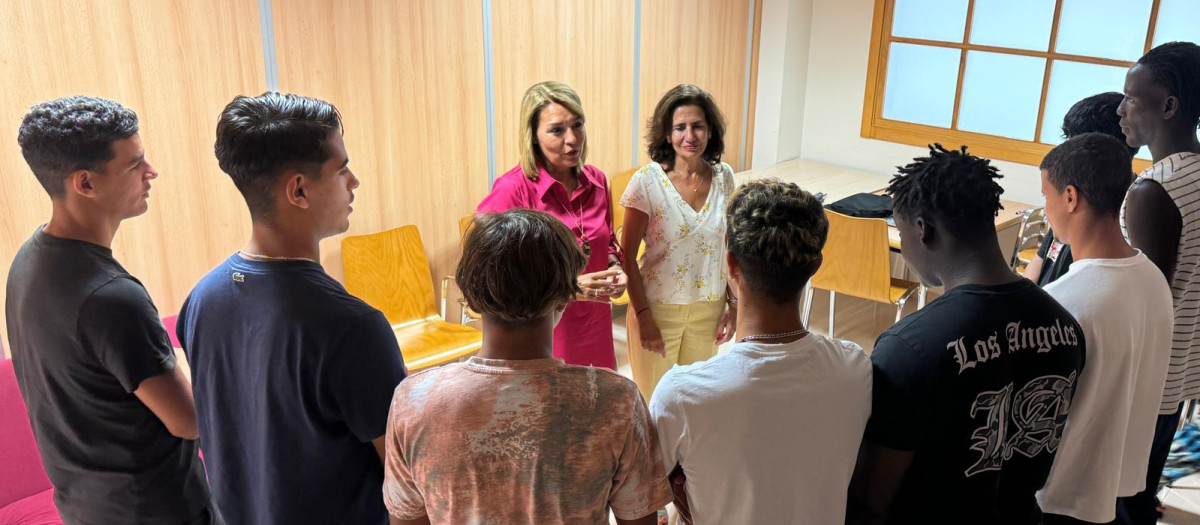 Camarero, durante su visita a la residencia Las Virtudes, en Villena (Alicante, que cuenta con programa migratorio de la Generalitat