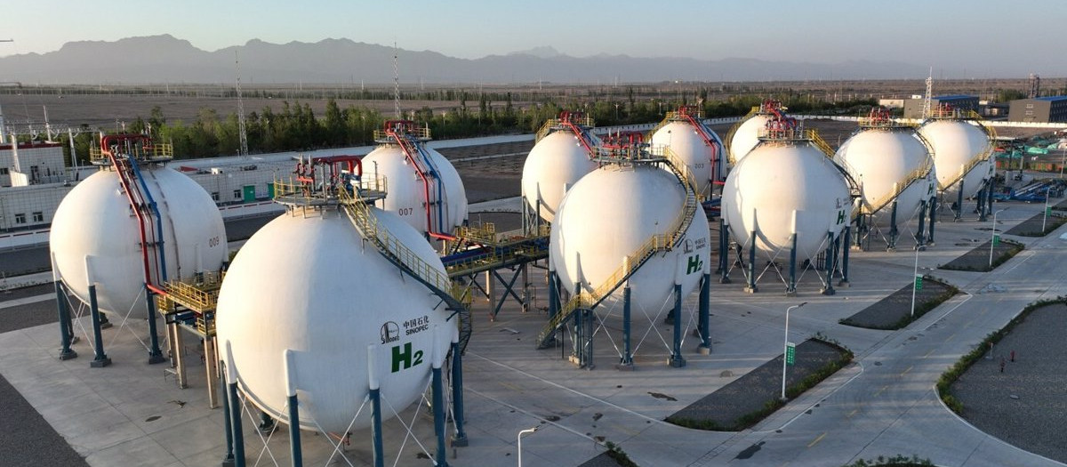 Tanques en una planta de hidrógeno verde