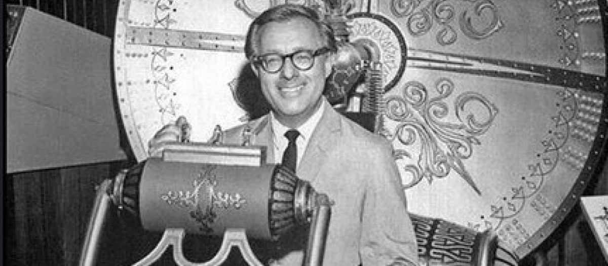 Ray Bradbury sentado en la máquina del tiempo de la película basada en la novela homónima de H.G. Wells