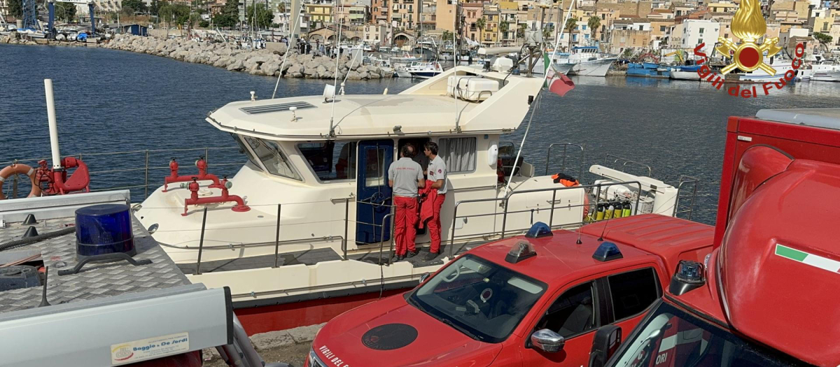 Los buzos durante la búsqueda seis desaparecidos del naufragio del velero en Sicilia