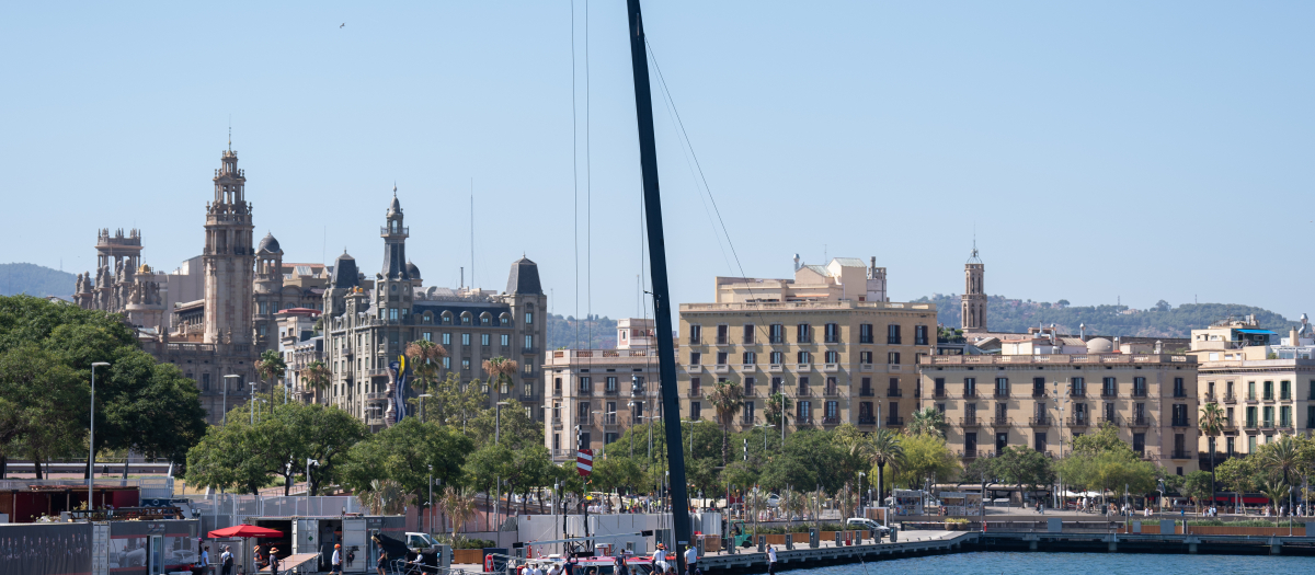 Vistas durante un recorrido en barca 'golondrina', a 23 de julio de 2024, en Barcelona, Catalunya (España). Durante el recorrido, se ha visto la transformación del Puerto de Barcelona y las bases de los equipos de la Copa América de Vela. La Copa América 2024 será la edición número 37 de la Copa América de Vela y se disputará del 12 al 20 de octubre en Barcelona, España.