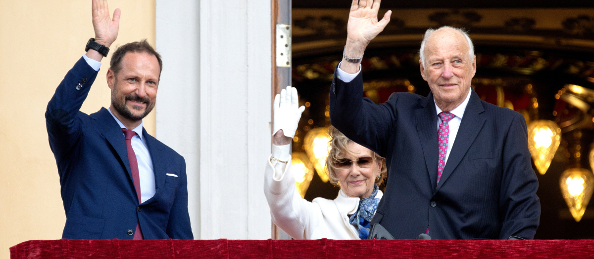 King Harald, Queen Sonja, and Crown Prince Haakon attending the His Majesty The King's Guard perform in Oslo