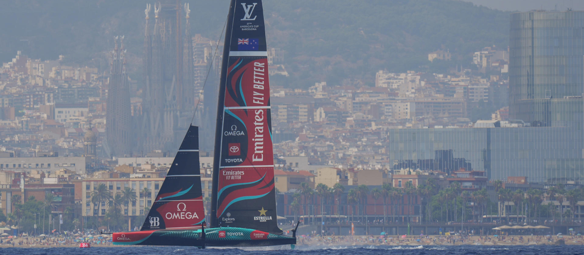 El barco neozelandés Emirates Team New Zealand, durante la primera jornada de la 37ª Copa del América