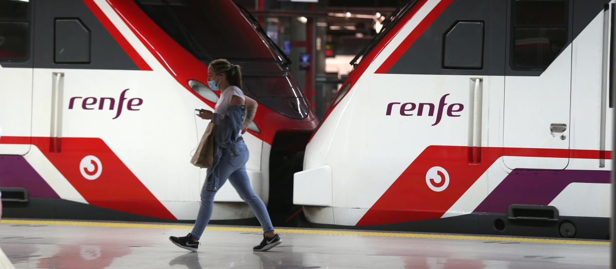 Una mujer en la estación de Renfe de Nuevos Ministerios