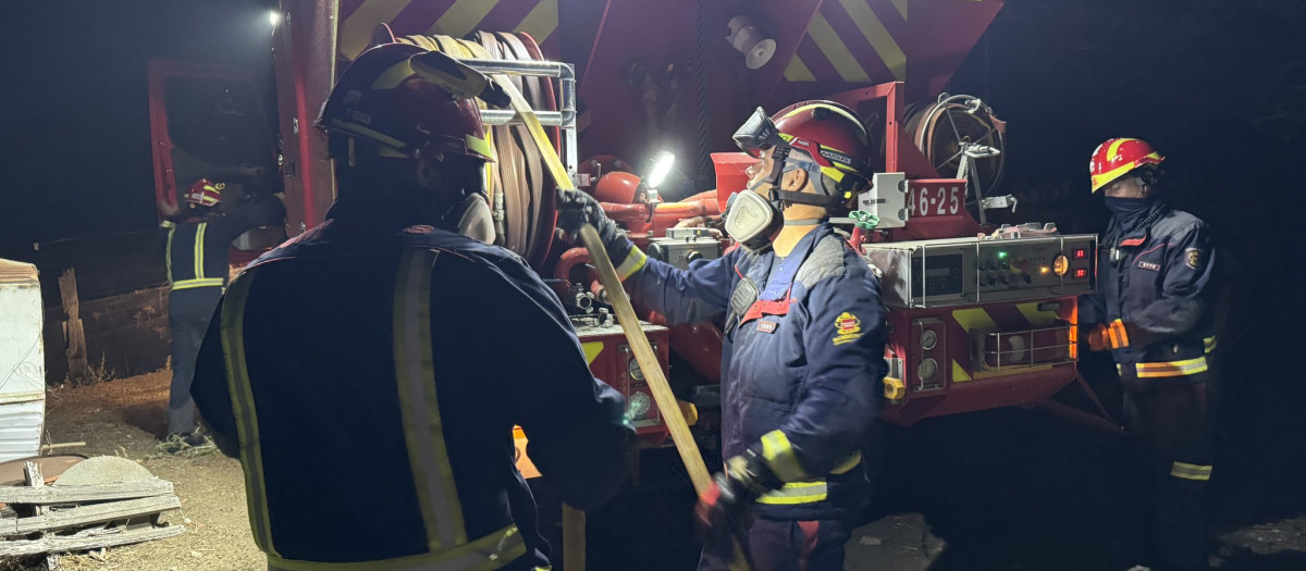 Bomberos trabajando anoche en la zona afectada