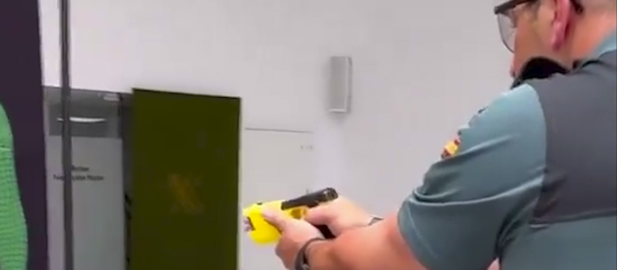 Un agente de la Guardia Civil usa una pistola taser