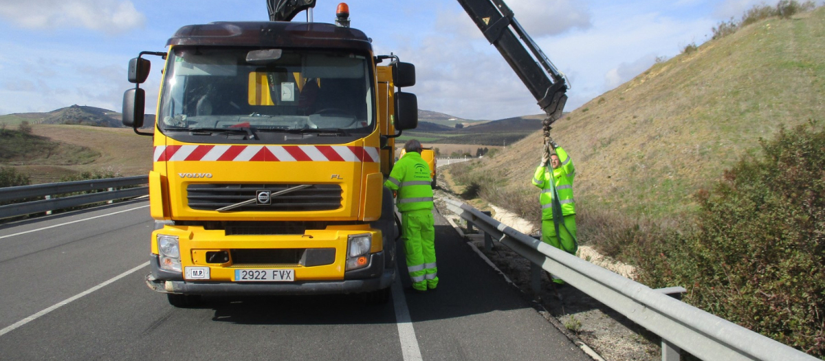 Operarios trabajando en la conservación de carreteras