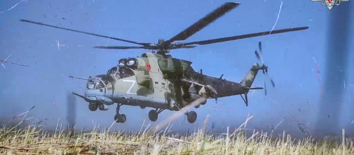 Un helicóptero de ataque ruso Mi-35m despegando en la zona fronteriza de la región de Kursk en Rusia.