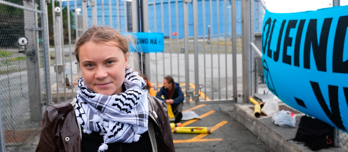 Greta Thunberg junto a otros activistas durante el bloqueo