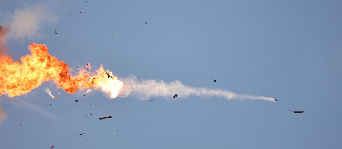 Un vehículo aéreo de Hezbolá interceptado por el Ejército israelí durante el ataque masivo de hoy