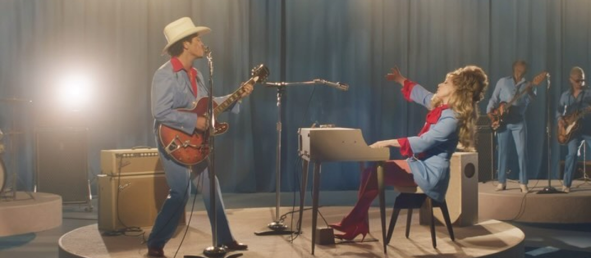 Bruno Mars y Lady Gaga en el videoclip de Die with a Smile