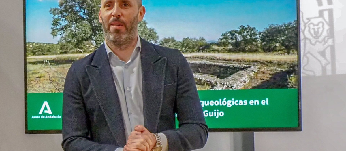 Eduardo Lucena ante una imagen del yacimiento de Majadaiglesia hallado en El Guijo

POLITICA ANDALUCÍA ESPAÑA EUROPA CÓRDOBA CULTURA
JUNTA DE ANDALUCÍA