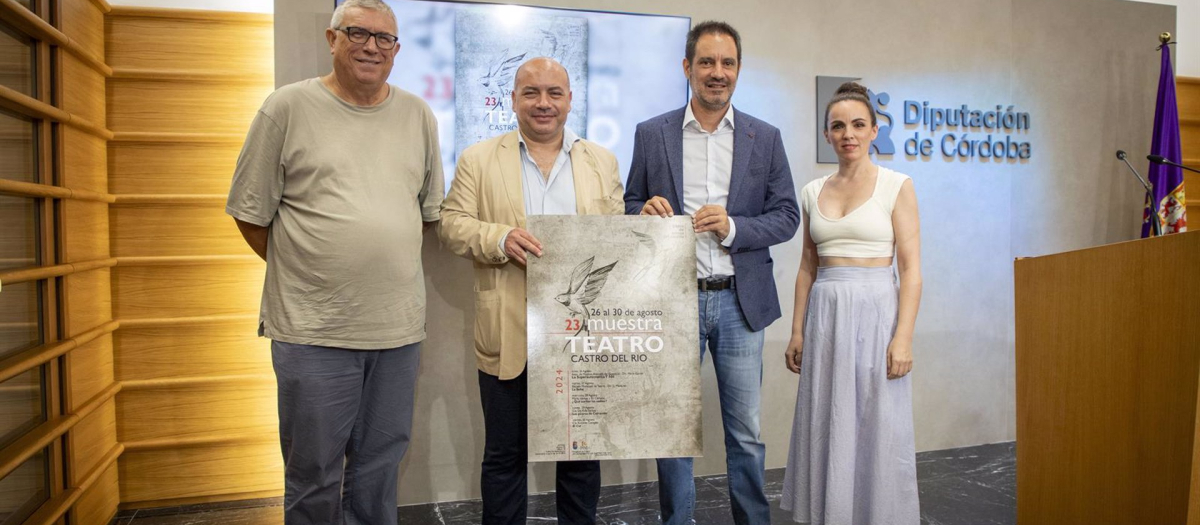 Duque y Criado (centro) sostienen el cartel de la 23 Muestra de Teatro de Castro del Río