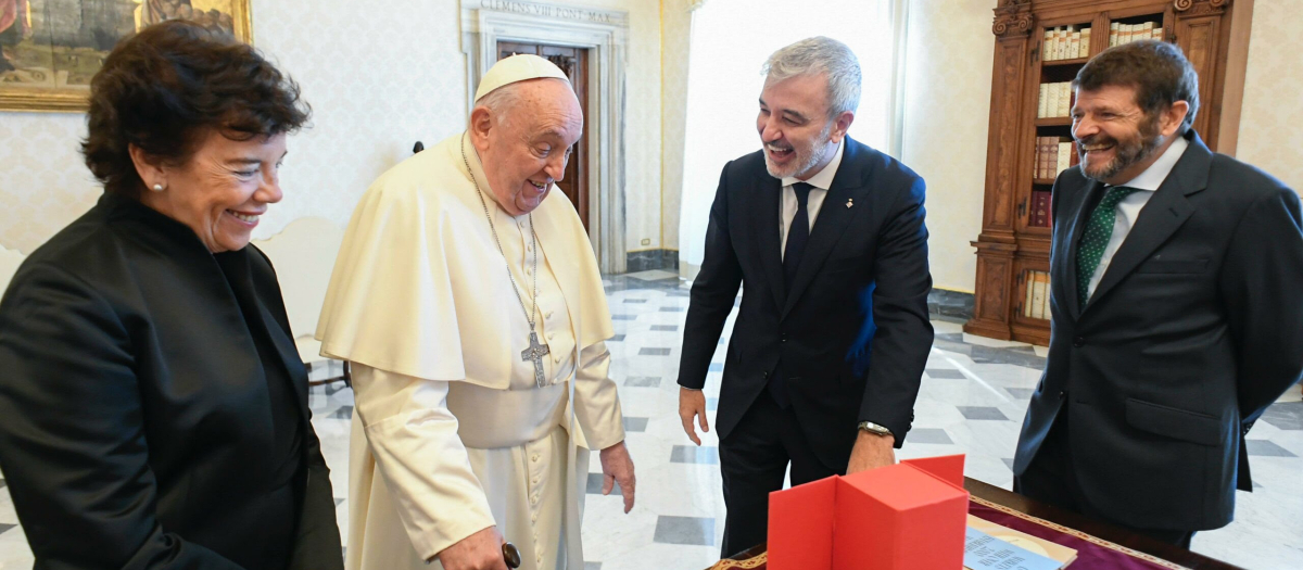 CIUDAD DEL VATICANO, 24/08/2024.- El papa Francisco recibió este sábado en audiencia privada al alcalde de la ciudad española de Barcelona, Jaume Collboni, que llegó al Vaticano acompañado por su tercer teniente de alcalde, Albert Batlle (d), responsable del área de Prevención, Seguridad, Convivencia y Régimen Interior del Ayuntamiento, y por la embajadora española ante la Santa Sede, Isabel Celaá (i). EFE/Ayuntamiento de Barcelona -SOLO USO EDITORIAL/SOLO DISPONIBLE PARA ILUSTRAR LA NOTICIA QUE ACOMPAÑA (CRÉDITO OBLIGATORIO)-