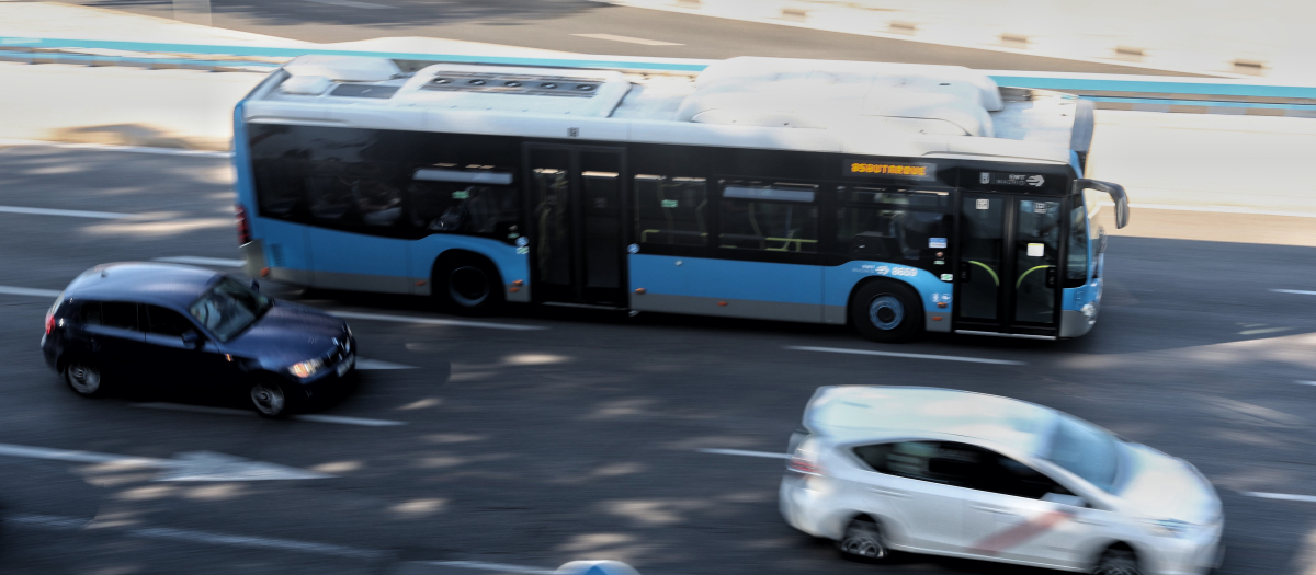 n autobús de la Empresa Municipal de Transportes madrileña (EMT), en Atocha