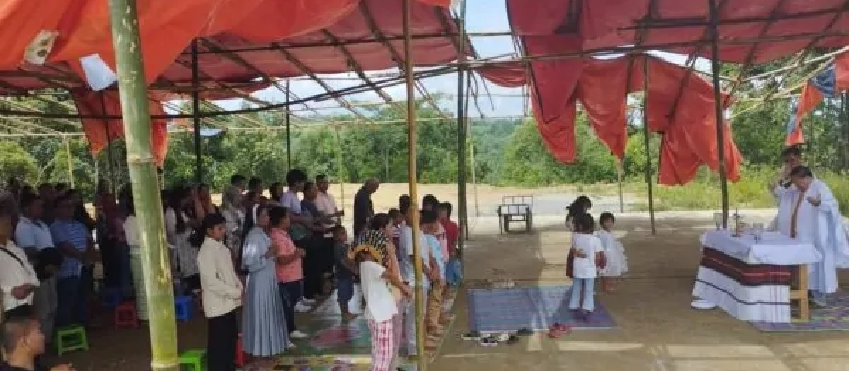 Celebración de la Eucaristía en la nueva aldea de Mumpi