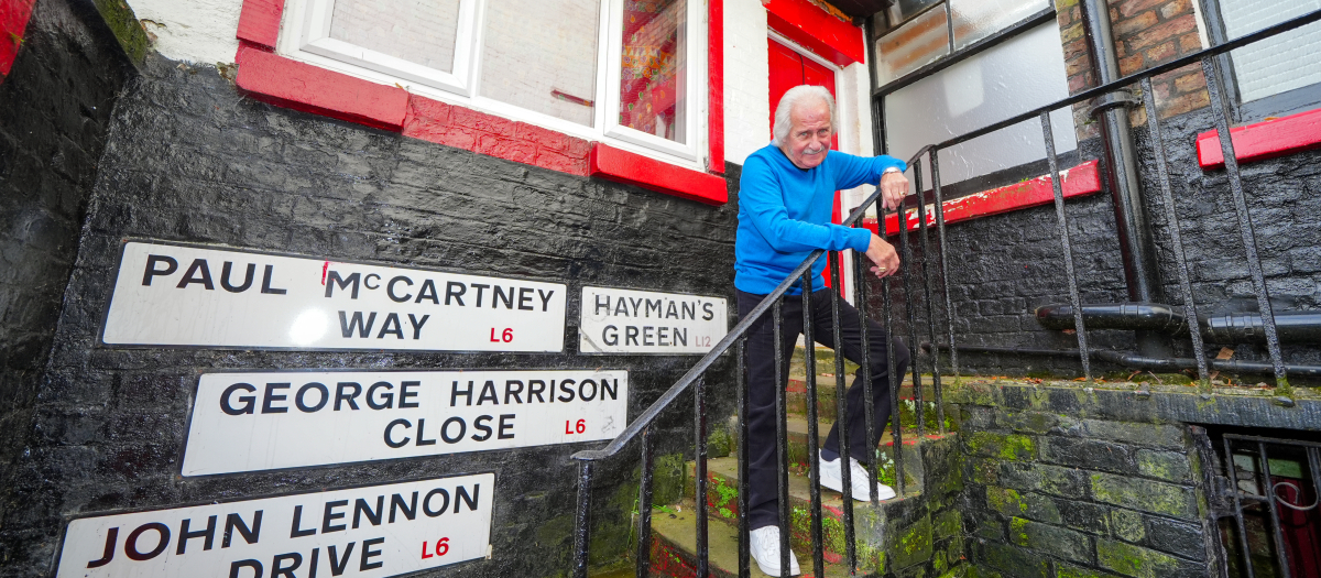 Pete Best, batería original de los Beatles, en la entrada del The Casbah, convertido en un Airbnb