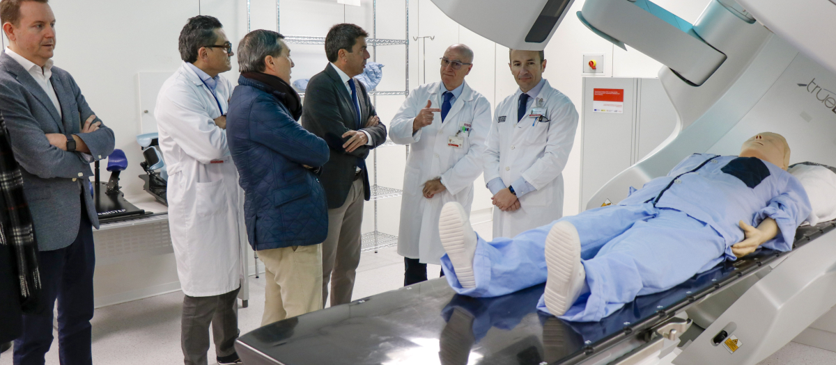 Carlos Mazón, visita uno de los hospitales que acogen este nuevo proyecto