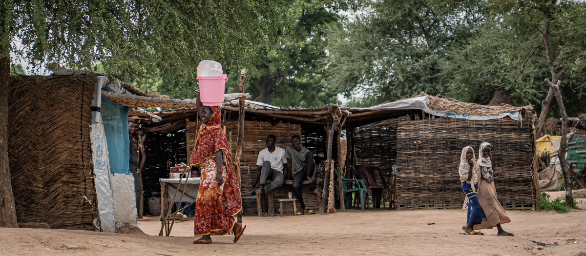 Mujeres y niños atraviesan el campo de refugiados de Korsi huyendo del vecino Darfur