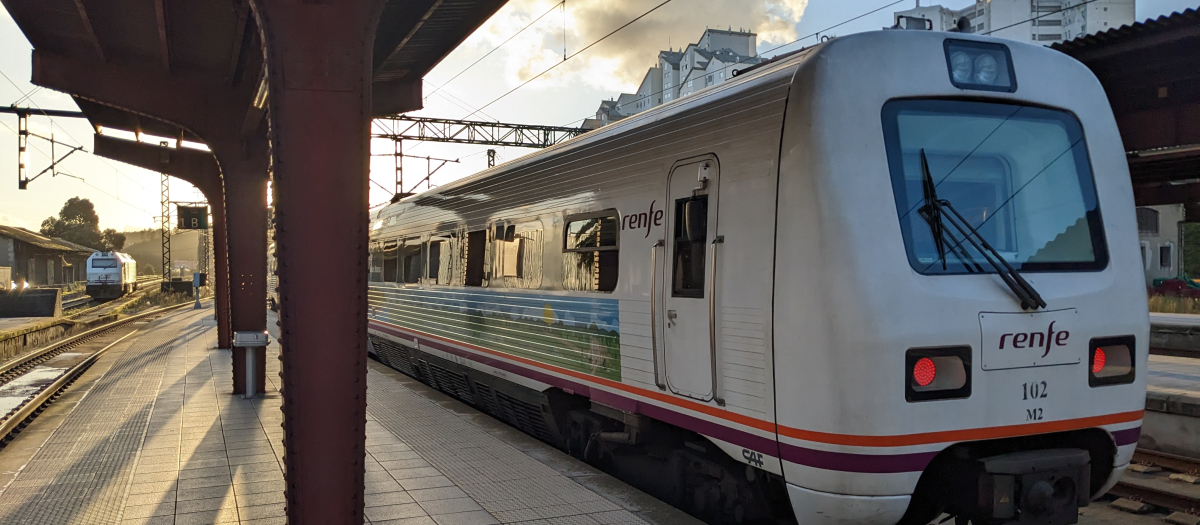 Un tren apeado en la estación de La Coruña