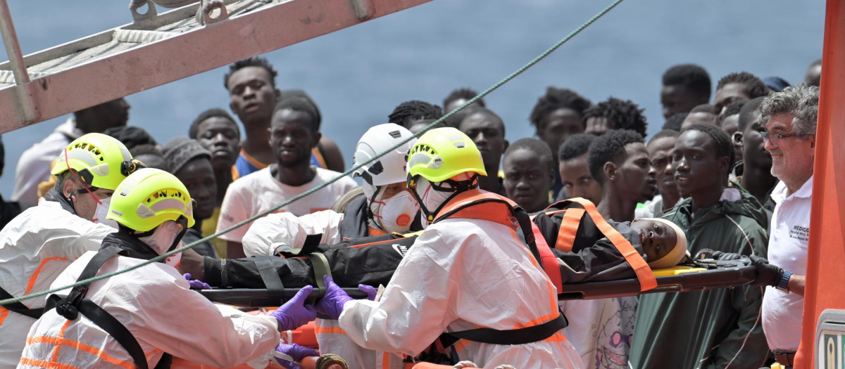 Algunos de los 136 inmigrantes que llegaron este lunes en un cayuco al puerto de Valverde (El Hierro)