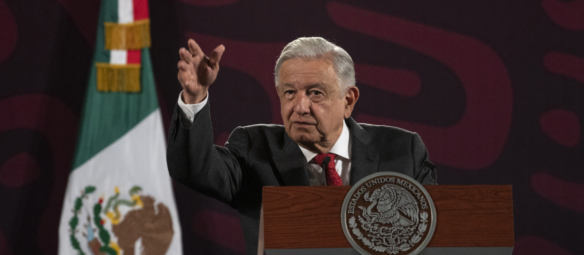 El presidente de México, Andrés Manuel López Obrador, hace un gesto mientras habla durante su conferencia de prensa matutina diaria en el Palacio Nacional en la Ciudad de México