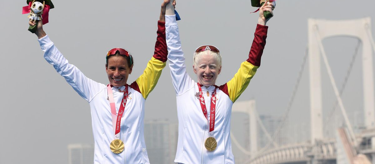 Susana Rodríguez y su guía Sara Loehr celebran el oro de los Juegos Paralímpicos de Tokio 2020 en triatlón