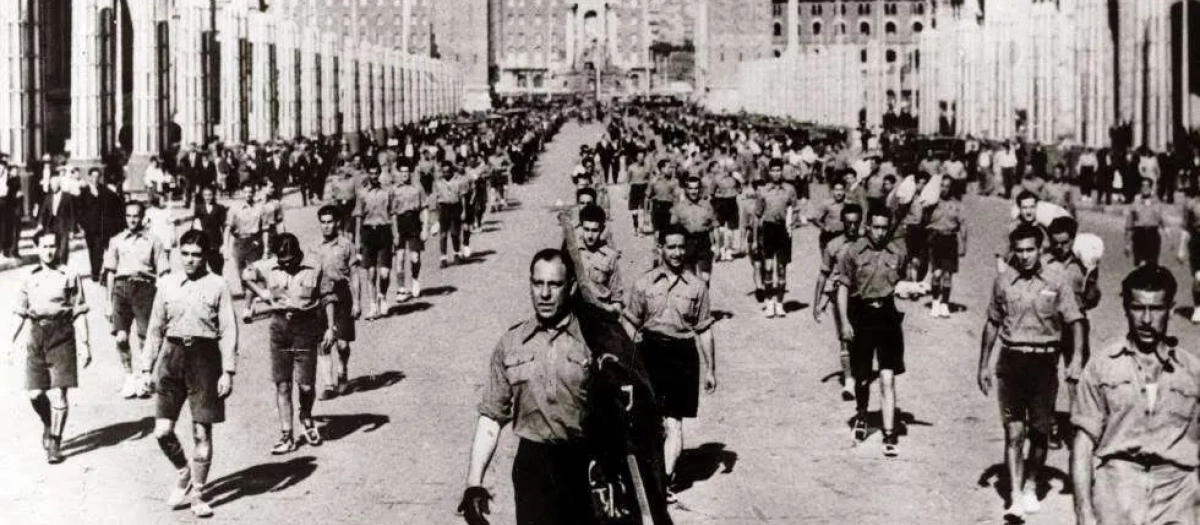 Desfile de los escamots de las JEREC en la Avenida María Cristina hacia el estadio de Montjuic, Barcelona, 22 de octubre de 1933