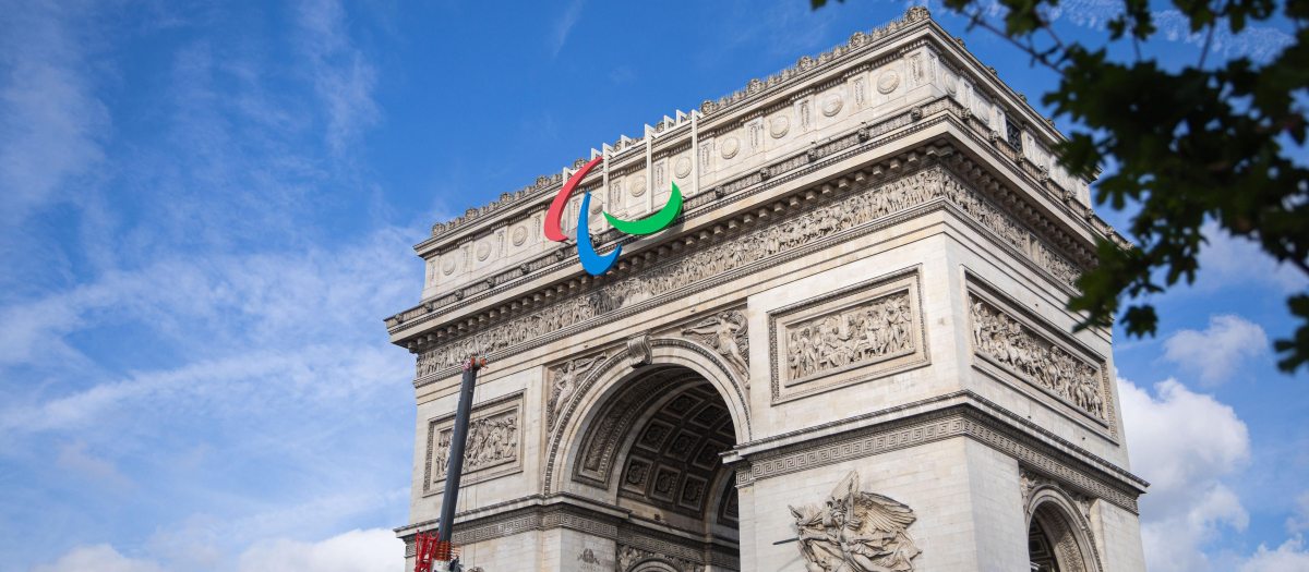 El símbolo de los Juegos Paralímpicos de París 2024 instalados en el Arco del Triunfo de los Campos Elíseos de París