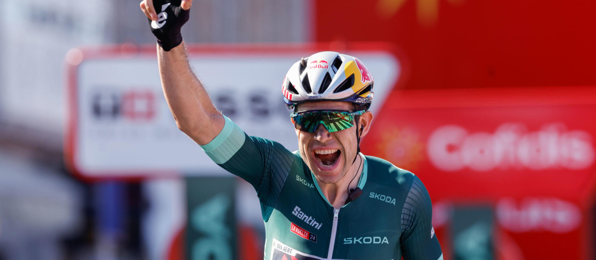 El ciclista belga del Visma Wout van Aert celebra su victoria en la décima etapa de la Vuelta Ciclista a España