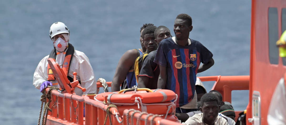 Salvamento Marítimo rescata a un nuevo grupo de inmigrantes en el puerto de  puerto de La Estaca, Valverde