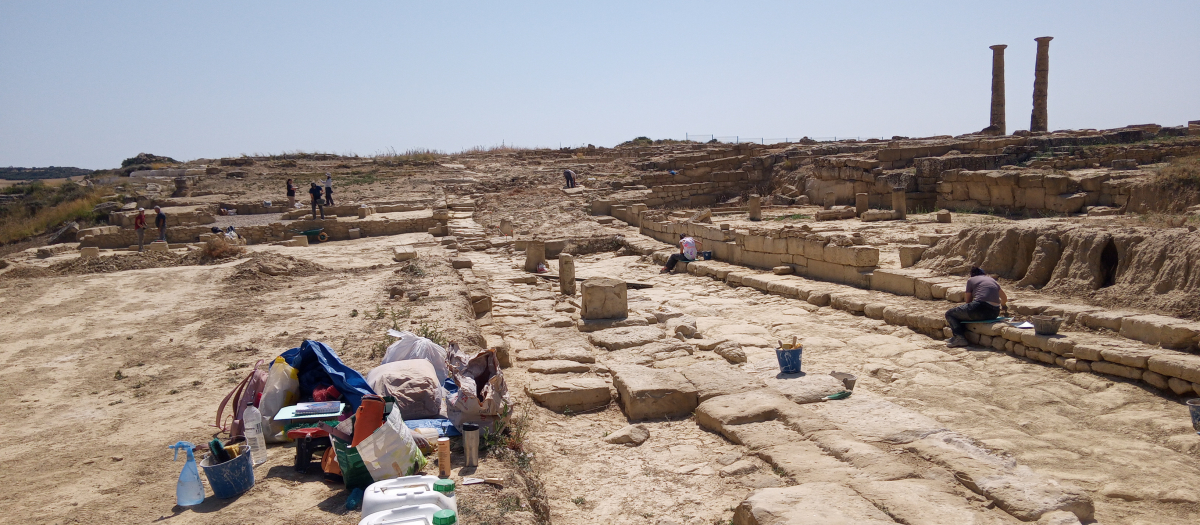 Arqueólogos durante la XVI Campaña de Excavación de Los Bañales