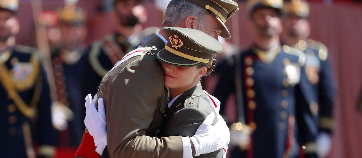 El Rey impone la banda a la princesa de Asturias, Leonor de Borbón, durante la ceremonia en la que le entregó su despacho de alférez el 3 de julio en Zaragoza.