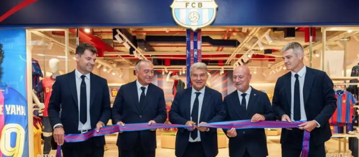 Joan Laporta inaugura la tienda del Barcelona en el Aeropuerto de Barajas