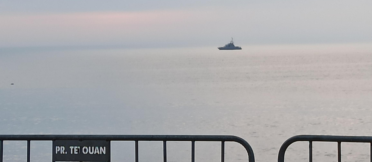 Una patrullera vigila la costa marroquí que se encuentra totalmente vallada