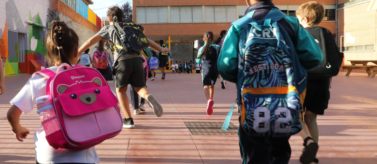 Imagen de dos niños durante la vuelta a las clases