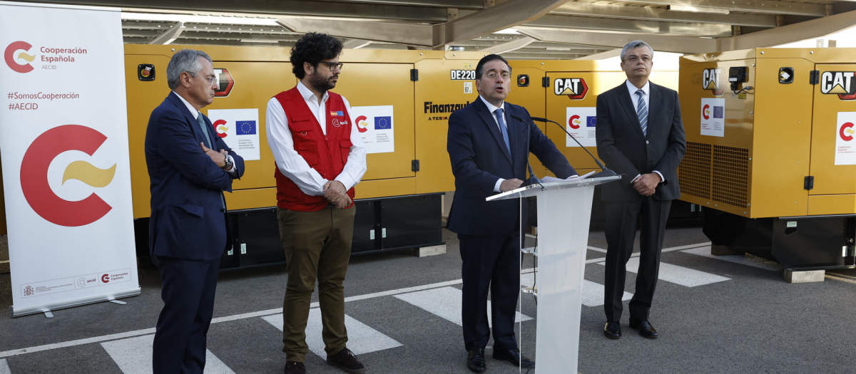 El ministro de Asuntos Exteriores, Unión Europea y Cooperación, José Manuel Albares (2d), acompañado del embajador de Ucrania, Sergy Pogoreltsev (d), y el director de la la Agencia Española de Cooperación Internacional para el Desarrollo, Antón Leis García (2i), durante la presentación de los siete generadores eléctricos que España ha donado a Ucrania