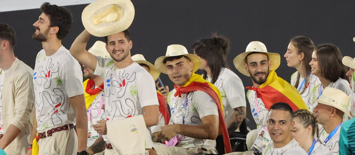 Miembros de la delegación de España durante la ceremonia de apertura de los Juegos Paralímpicos de París