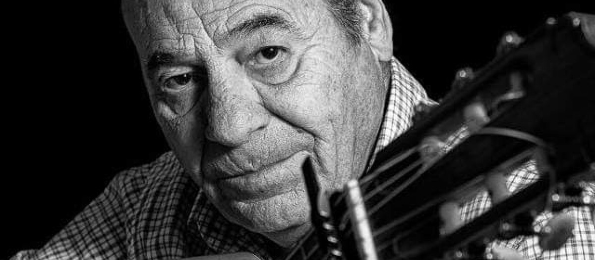 Retrato de Rafael Rodríguez Merengue de Córdoba junto a su inseparable guitarra